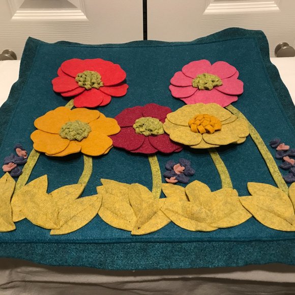 Beautiful Felt Pillow cover with flower details - Picture 6 of 6